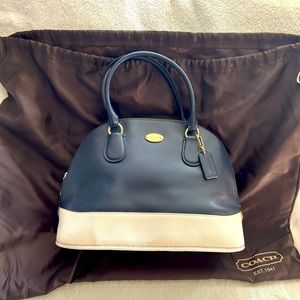 EUC Coach F34491 bowler style handbag in navy/white w/ Coach hang tag💙🤍👜